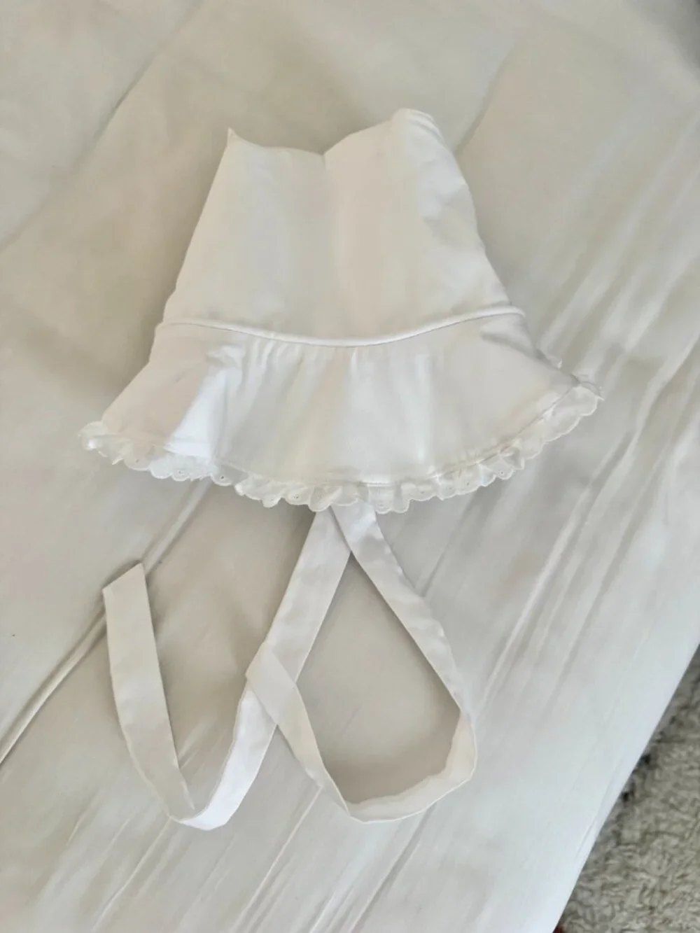 The Beaufort Bonnet Company White Baby Bonnet with Scalloped Trim Small